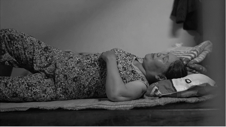 Cô Ca khổ sở vì những cơn đau