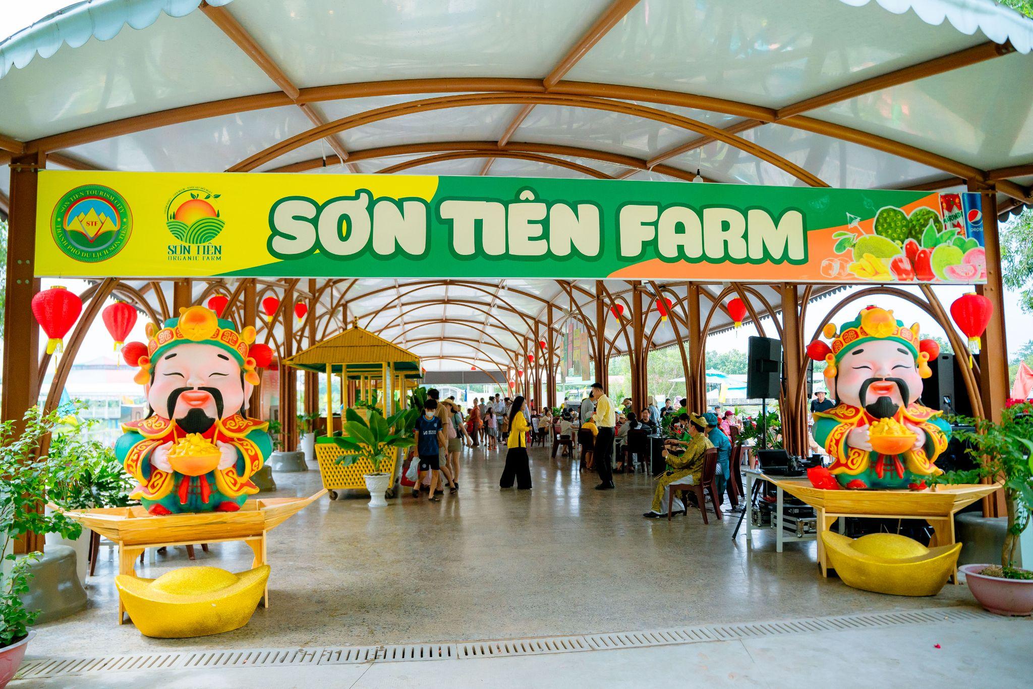 Sau khi tham quan du khách có thể mua trái cây mới hái xuống