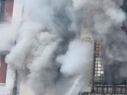 Cháy dữ dội tại một chung cư ở Nghệ An