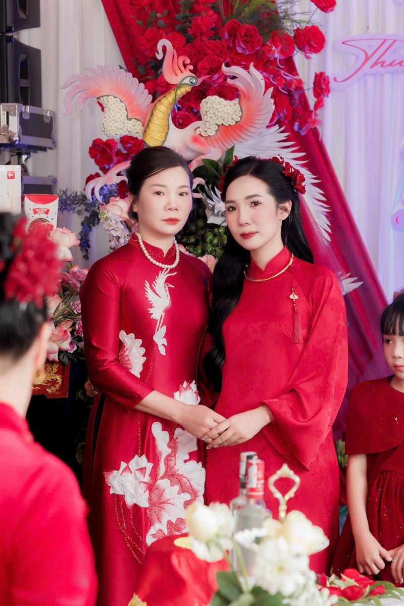 Khoảnh khắc xúc động khi mẹ chồng trao của hồi môn cho nàng dâu cũ&nbsp;