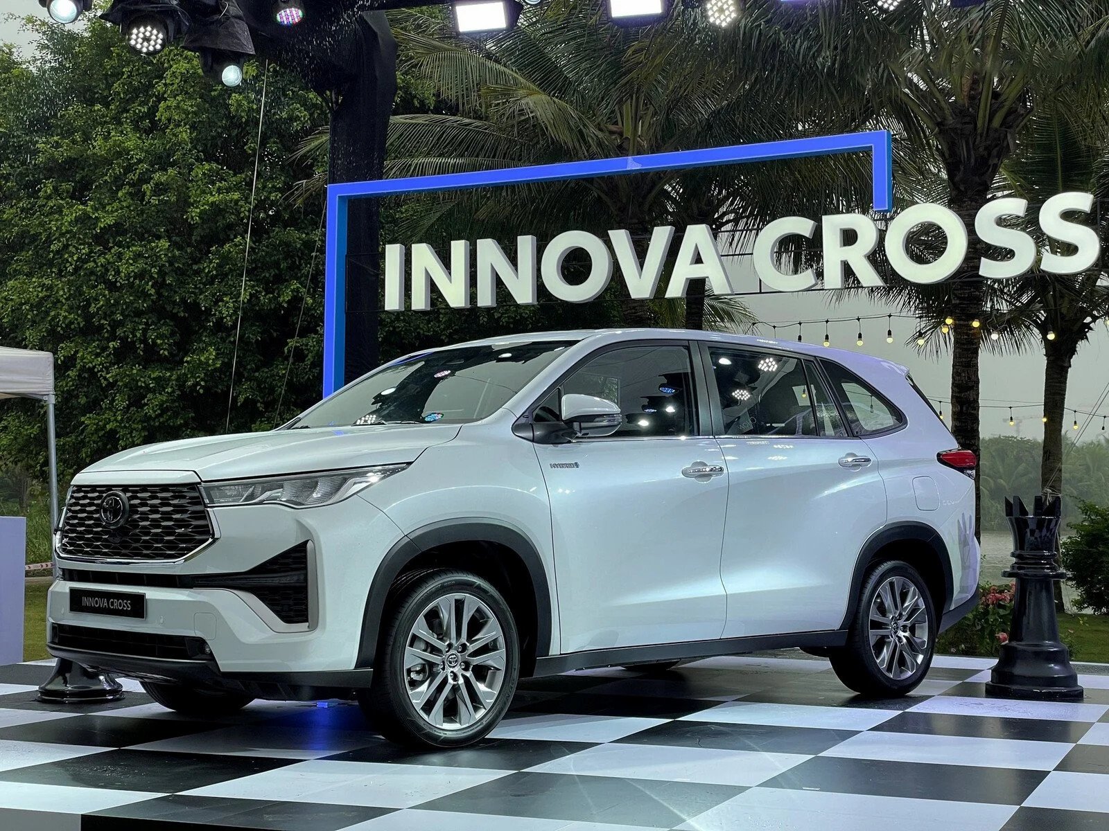 Toyota Innova Cross HEV đang được&nbsp;ưu đãi đến 34% giá trị pin.