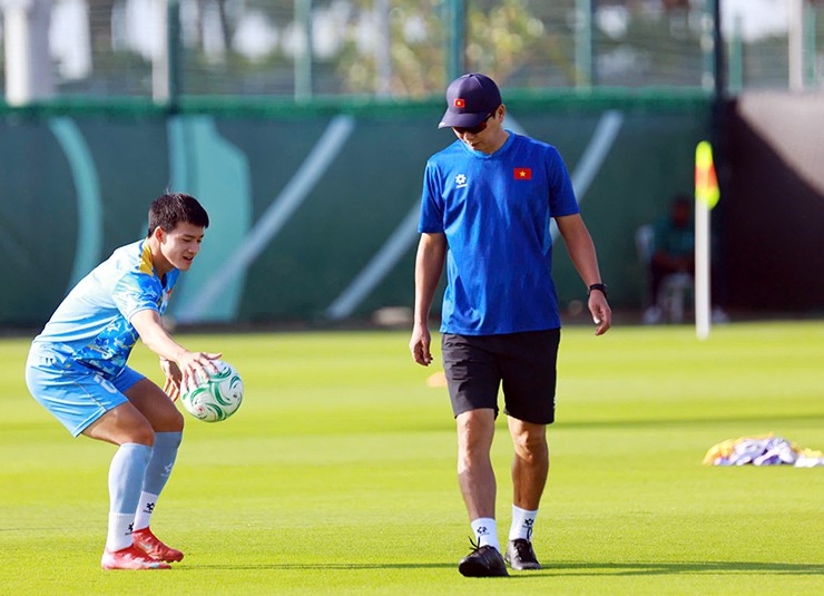 HLV Kim Sang Sik muốn học trò giữ tinh thần tích cực trước trận quyết định với U23 UAE.