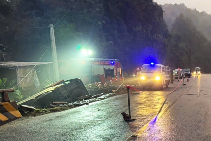 Xe khách lao xuống cống, 3 người tử vong tại chỗ
