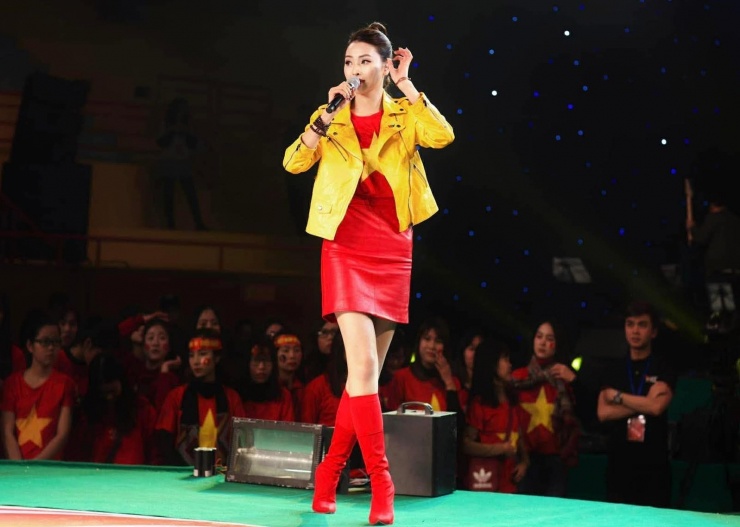 MC Huyền Trang (Trang Mù Tạt) trong một chương trình.