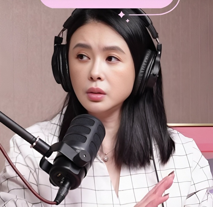 Tiêu Thục Thận chia sẻ về cuộc hôn nhân 8 năm với chồng kém 15 tuổi trên podcast.