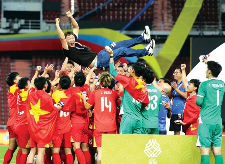 Thầy trò ông Kim Sang-sik giành HCV tại SEA Games 33.