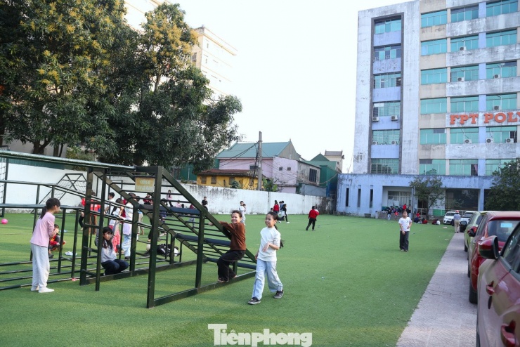 Học sinh không có nhiều không gian để vui chơi.