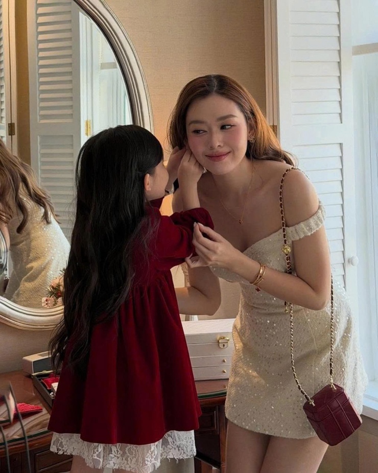 Á hậu Tường San chụp hình cùng con gái nhưng không để lộ mặt cô bé. Từ khi kết hôn, Tường San giữ kín cuộc sống riêng tư, không chia sẻ về chồng con.