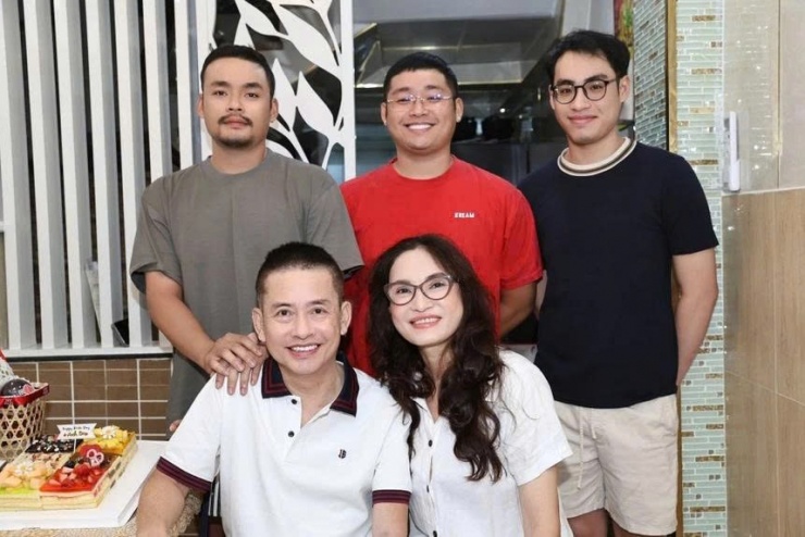 Con trai Tấn Beo là Tấn Lộc cùng gia đình tổ chức sinh nhật cho nghệ sĩ. Tấn Lộc viết: “Chúc mừng sinh nhật ba. Năm nay sinh nhật ba đón thêm 3 thành viên mới. Lên chức ông nội luôn rồi. Chúc ba thật nhiều sức khỏe".