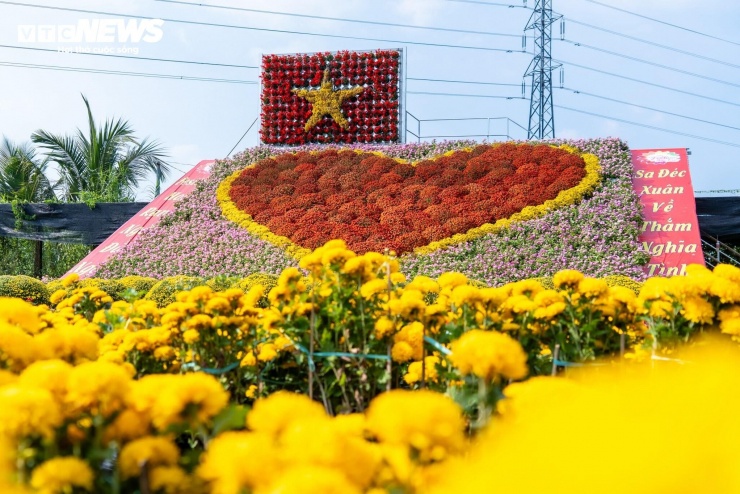 Hình ảnh cờ đỏ sao vàng và trái tim được tạo từ những chậu hoa Sa Đéc - đặt ở trung tâm làng hoa.