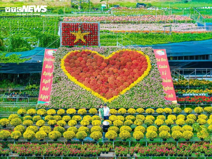 Nhiều du khách lưu giữ khoảnh khắc bên trái tim Sa Đéc.