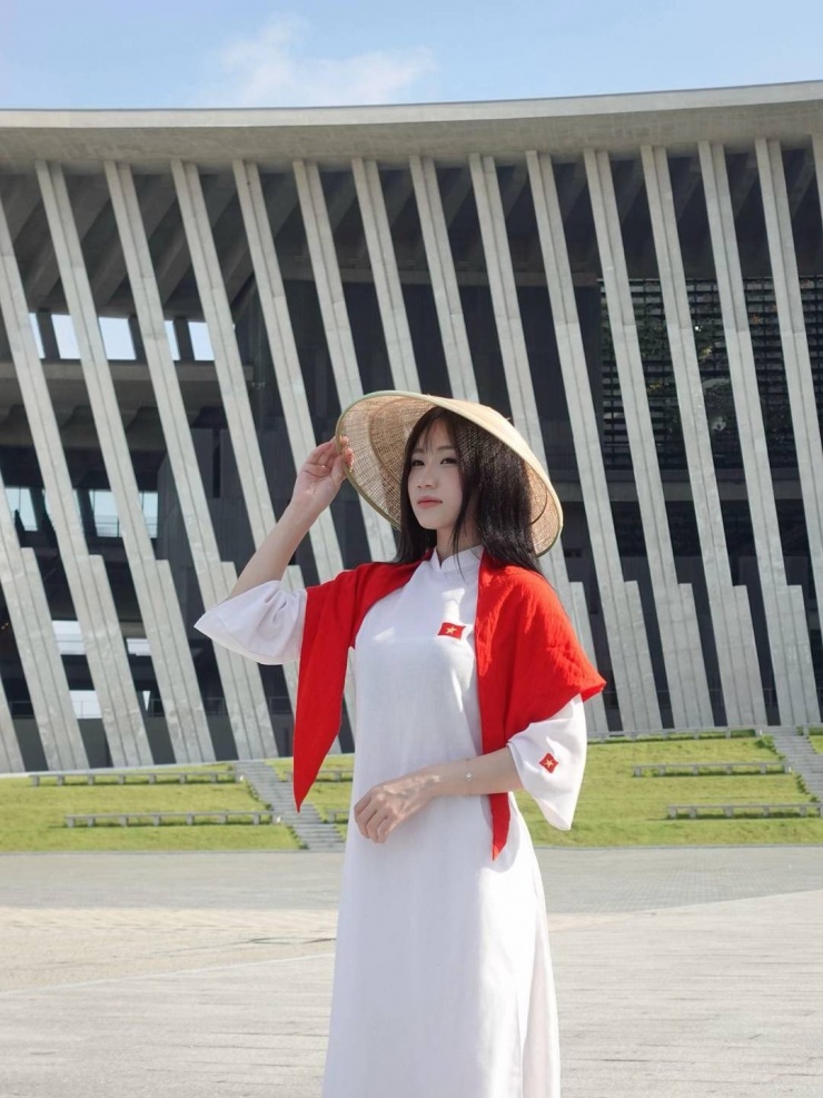 Bạn gái xinh đẹp của 'người hùng U23 Việt Nam' Minh Phúc - 1