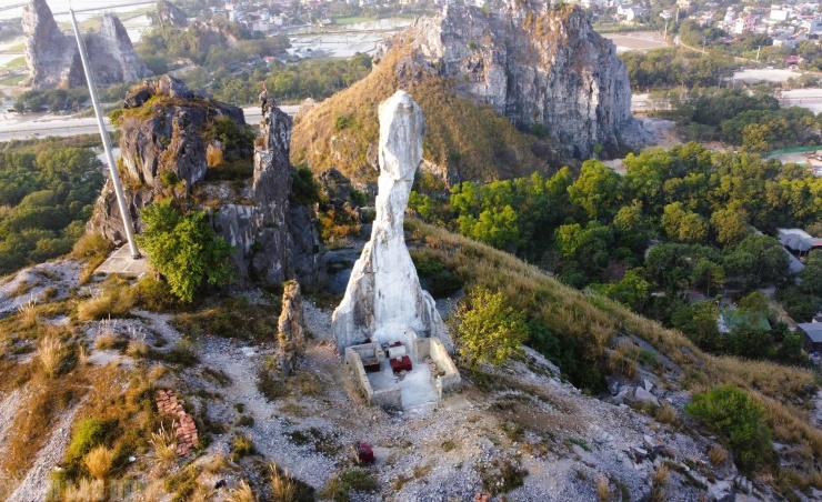 Danh thắng Hòn Vọng Phu trên đỉnh núi Nhồi, phường Đông Quang, tỉnh Thanh Hóa