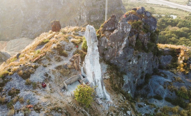 Sau khi được gia cố, diện mạo Hòn Vọng Phu trắng sáng hơn, điều này đã gây ra nhiều tranh cãi