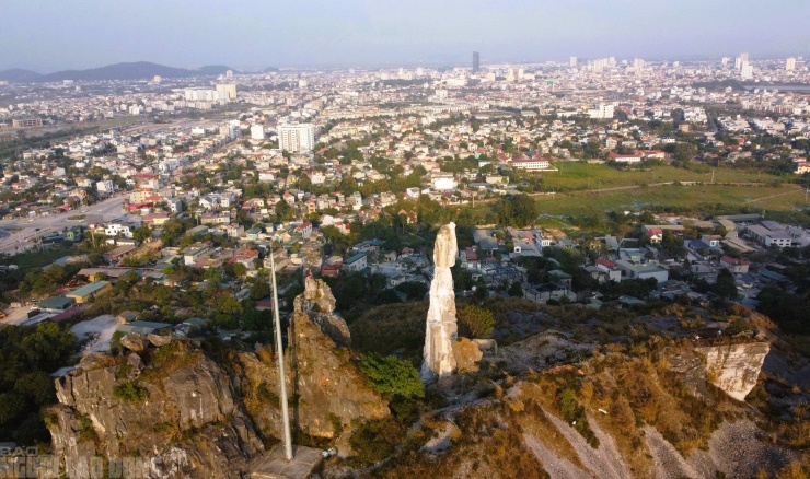 Danh thắng nhìn về hướng trung tâm TP Thanh Hóa cũ. Ảnh chụp chiều 16-1