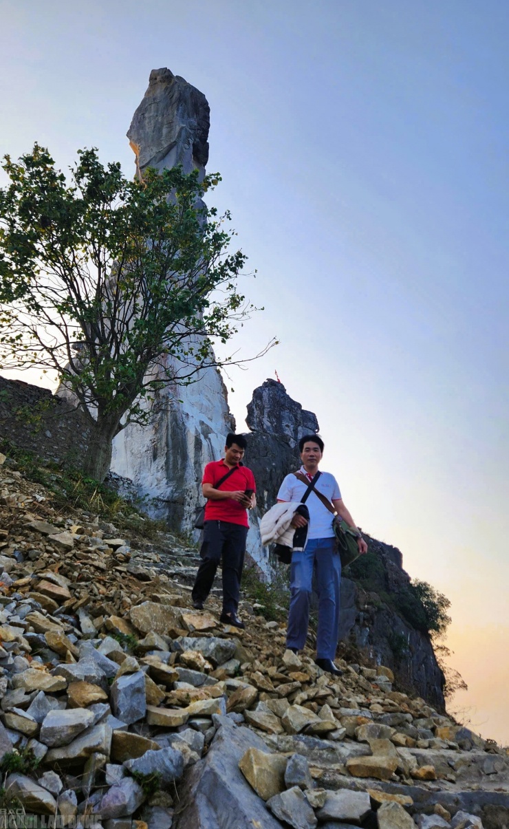 Được xem là thắng cảnh đẹp, thế nhưng lối lên Hòn Vọng Phu lại phải đi qua nhà dân, có nhiều nơi còn tiềm ẩn nguy cơ mất an toàn cho du khách khi lên tham quan