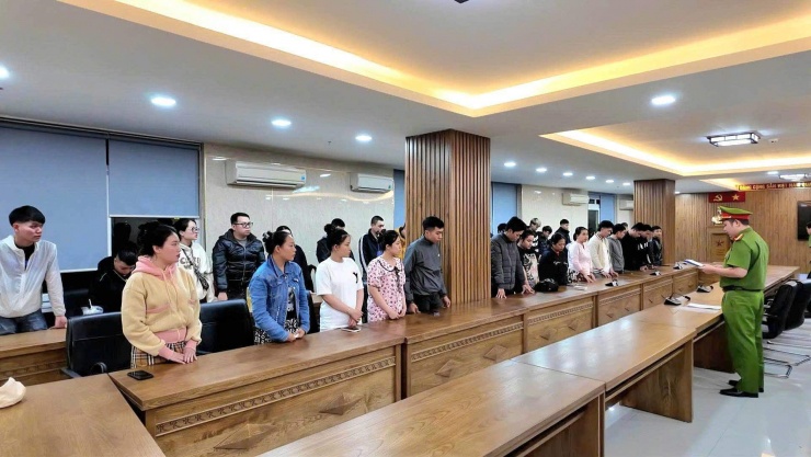 Nhóm đối tượng tại cơ quan công an. Ảnh: Công an TP Đà Nẵng