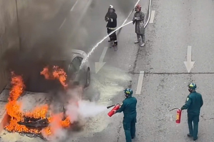 
Hiện trường vụ cháy ô tô Audi tại hầm chui Thanh Xuân. Ảnh: CACC