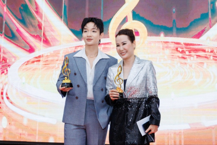 Giáng Son và Hoàng Dũng (trái) nhận giải Sol Vàng và Sol Bạc cho hai concert cá nhân Giấc mơ Sol và Xoay tròn.