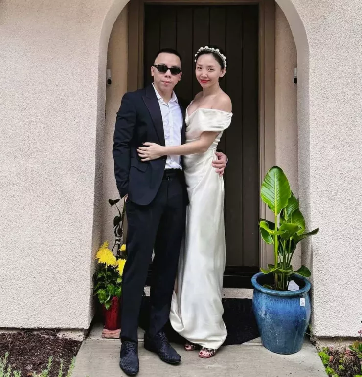 Tóc Tiên và Hoàng Touliver trong hôn lễ. (Ảnh: FBNV)