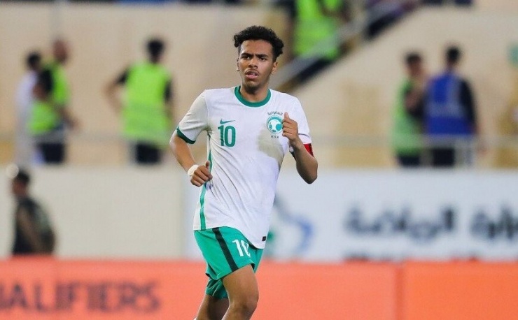 1. Musab Al-Juwayr (Saudi Arabia). Đứng đầu danh sách là Musab Al-Juwayr, tiền vệ trung tâm của U23 Saudi Arabia, cầu thủ đang được định giá cao nhất tại giải. Musab Al-Juwayr năm nay 22 tuổi, hiện khoác áo CLB Al Qadsiah tại Saudi Pro League sau khi trưởng thành từ lò đào tạo Al Hilal. Với giá trị thị trường lên tới 4 triệu euro, Al-Juwayr là cầu thủ đắt giá nhất VCK U23 châu Á 2026. Sở hữu khả năng chuyền bóng chuẩn xác, nhãn quan chiến thuật sắc bén và nền tảng thể lực sung mãn, tiền vệ này được xem là “bộ não” nơi tuyến giữa của đội chủ nhà. Giới chuyên môn đánh giá Al-Juwayr sẽ là nhân tố có ảnh hưởng lớn đến cục diện giải đấu và là thử thách thực sự cho mọi đối thủ, trong đó có U23 Việt Nam của HLV Kim Sang-sik.
