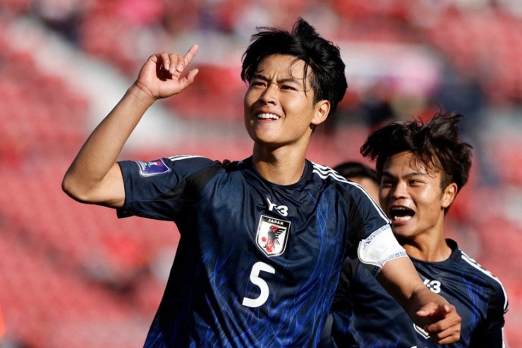 3. Rion Ichihara (Nhật Bản). Nhật Bản đóng góp 2 cái tên trong nhóm cầu thủ đắt giá nhất, nổi bật là Rion Ichihara, trung vệ 20 tuổi đang thi đấu cho Omiya Ardija tại J-League 2. Với giá trị 1,5 triệu euro, Ichihara nằm trong top 3 cầu thủ đắt giá nhất giải. Anh gây ấn tượng bởi khả năng tranh chấp tay đôi, tổ chức phòng ngự và sự điềm tĩnh hiếm thấy so với độ tuổi. Ichihara được xem là mảnh ghép quan trọng trong hệ thống phòng ngự giàu kỷ luật của U23 Nhật Bản.