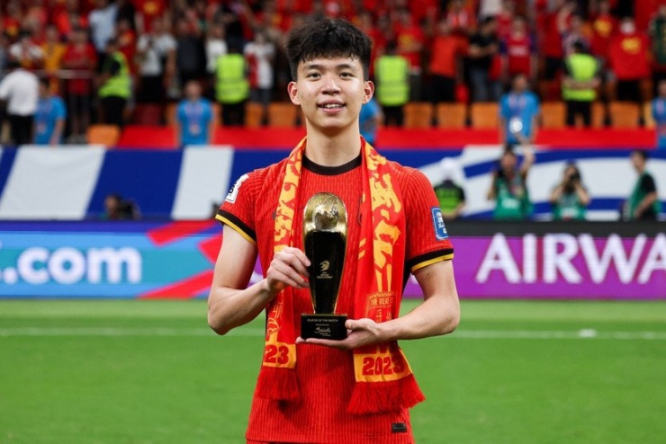 4. Wang Yudong (Trung Quốc). Cùng mức định giá 1,5 triệu euro là Wang Yudong, tiền vệ cánh trái 19 tuổi của U23 Trung Quốc. Wang Yudong được đánh giá là một trong những tài năng tấn công triển vọng nhất của bóng đá trẻ Trung Quốc hiện nay. Sở hữu tốc độ, kỹ thuật và khả năng tạo đột biến từ biên, cầu thủ này mang đến nhiều phương án tiếp cận khung thành đối phương và được kỳ vọng sẽ là mũi khoan chủ lực của U23 Trung Quốc tại VCK U23 châu Á 2026.