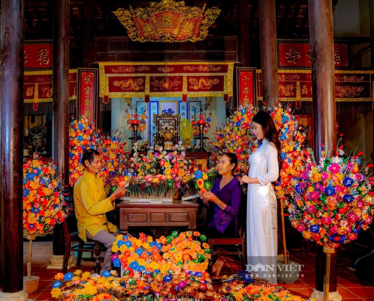 Những ngày giáp Tết, cả làng Dương Nỗ, TP Huế nhuộm đỏ rực bởi những sào hoa phơi từ trong cho ra ngoài sân nhà. Ảnh: LH