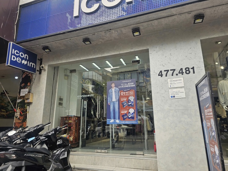 Một cửa hàng trên tuyến đường Sư Vạn Hạnh cũng tung nhiều ưu đãi cho người mua