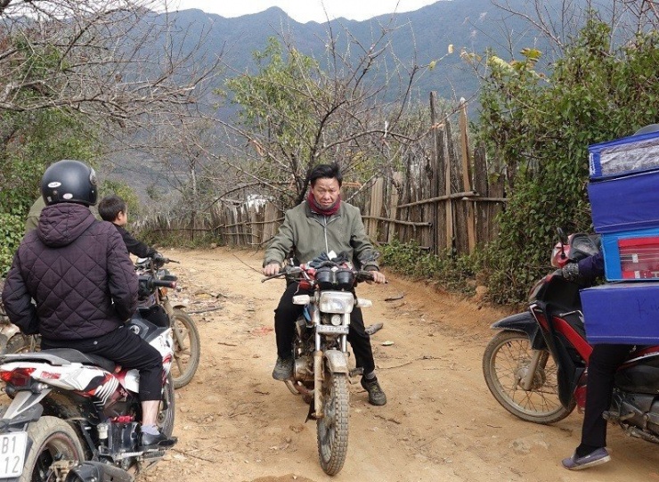 Thương lái đổ về Lùng Cúng tìm mua đào cổ bán Tết - 4