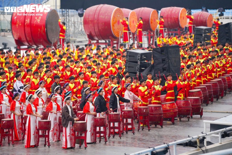 Trong hai ngày 16 và 17/1, tại Sân vận động quốc gia Mỹ Đình (Hà Nội), 2.500 học viên Học viện Cảnh sát Nhân dân tham gia hợp luyện màn trống hội quy mô lớn nhất từ trước tới nay, chuẩn bị cho chương trình nghệ thuật đặc biệt chào mừng thành công Đại hội XIV của Đảng.