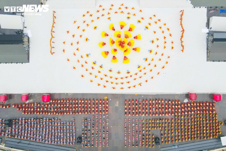 Hàng nghìn học viên tham gia luyện tập theo đội hình lớn, đồng bộ, bảo đảm yêu cầu về kỹ thuật và tính thống nhất của màn biểu diễn.