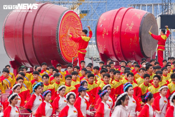 Điểm nhấn đặc biệt của màn trống hội này chính là 14 chiếc trống đại tượng trưng cho 14 kỳ của Đại hội. Chiếc trống cao tới 4m, đường kính hơn 2,5m đặt ở vị trí trung tâm đội hình. Mỗi nhịp trống vang lên không chỉ tạo nên âm thanh mạnh mẽ, dồn dập mà con giữ vai trò dẫn nhịp cho toàn bộ tiết mục.