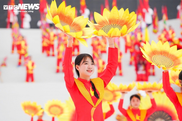 2.500 học viên cảnh sát tổng hợp luyện màn trống hội chào mừng Đại hội Đảng - 4