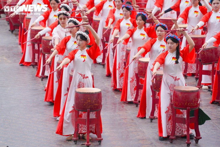 Màn biểu diễn trống hội với tên gọi "Bình minh kỷ nguyên mới" tái hiện khí phách non sông, tầm nhìn chiến lược, khát vọng hội nhập và phát triển của đất nước trong kỷ nguyên mới, đồng thời là biểu tượng sinh động cho sức mạnh tập thể, tính kỷ luật, bản lĩnh và tinh thần sẵn sàng nhận nhiệm vụ những phẩm chất cốt lõi của người chiến sĩ Công an Nhân dân.