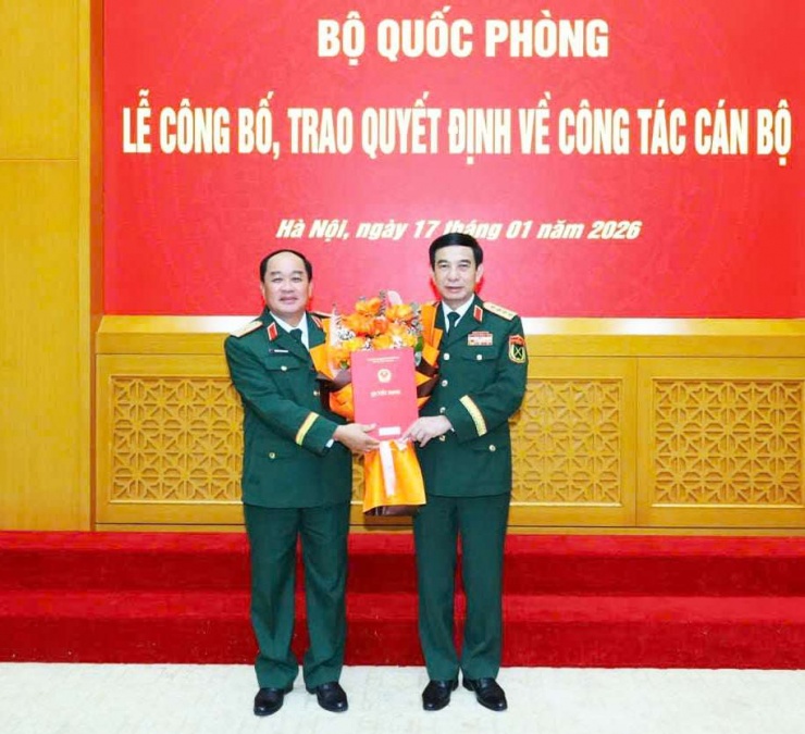 Bộ trưởng Bộ Quốc phòng Phan Văn Giang trao quyết định thăng quân hàm cho Thiếu tướng Nguyễn Văn Ngành (trái). Ảnh: Báo An Giang
