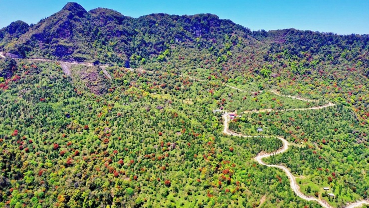 Tên tiếng Việt của ngọn núi này mang nghĩa là “chín tầng thang”, trong tiếng Hán “chiêu lầu” có nghĩa là chín bậc, “thi” là tảng đá to và cao. Cái tên “chín tầng thang” chỉ đoạn đường leo lên đỉnh núi. Người xưa đã kiến tạo nó thành những bậc đá leo lên xuống từ độ cao hơn 2.300 m lên đến đỉnh cao 2.400m.