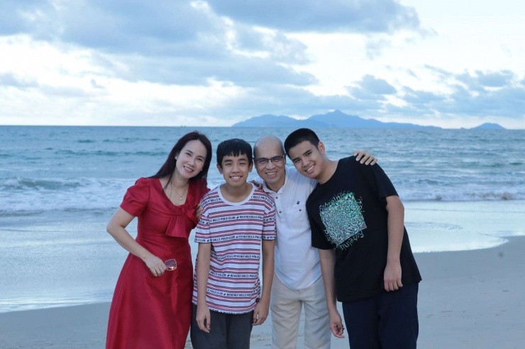 Bảo Minh cùng bố mẹ va anh trai. Ảnh: NVCC