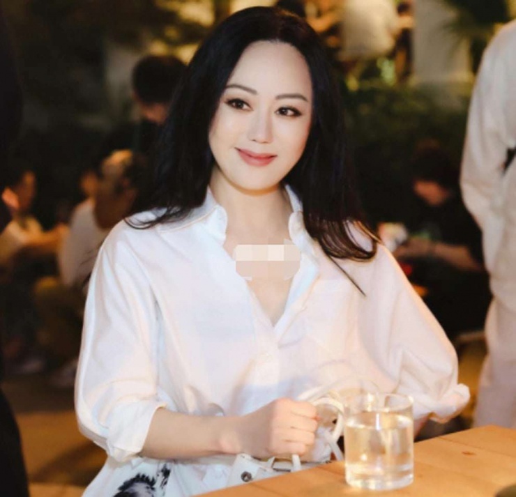 Hiện tại, ở tuổi 62, bà được giới trẻ Hong Kong tôn vinh là "nữ hoàng thời trang". IG.