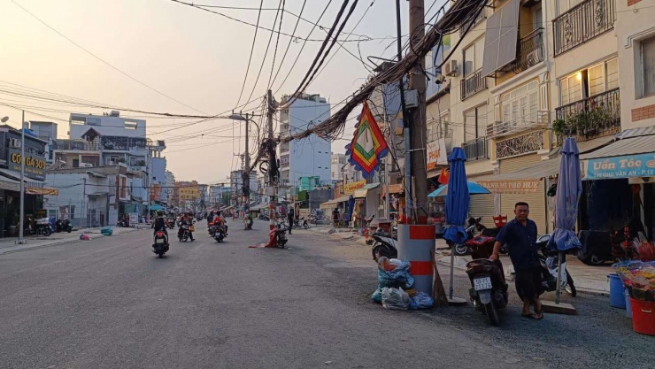 Hàng chục trụ điện “án ngữ” giữa tuyến đường mới được mở rộng gấp 4 lần ở TP.HCM - 2