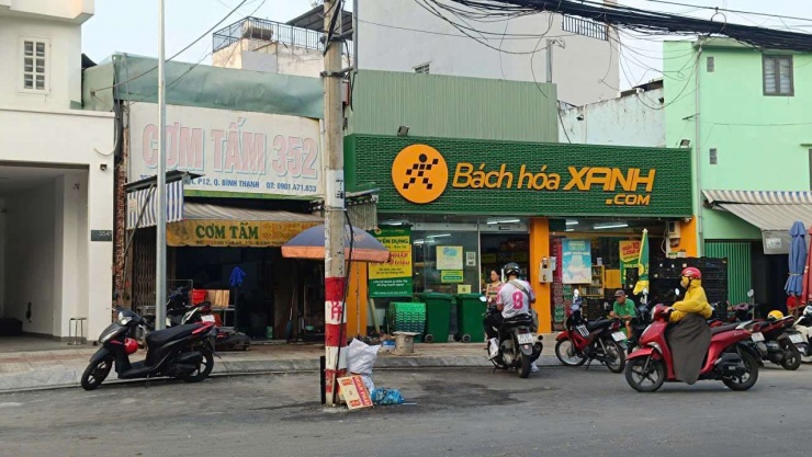 Hàng chục trụ điện “án ngữ” giữa tuyến đường mới được mở rộng gấp 4 lần ở TP.HCM - 3