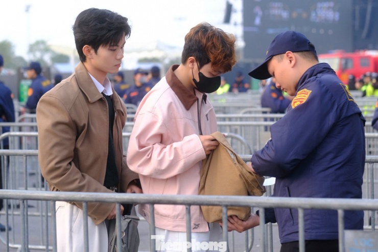 Hàng chục nghìn người đổ về Đông Anh - 7