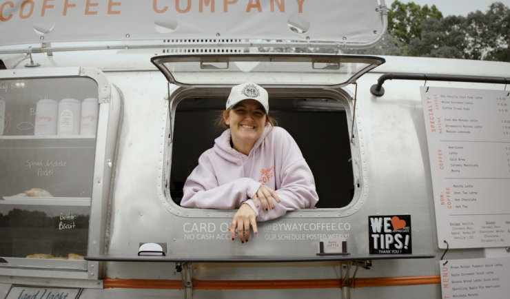 Avery Amstutz biến chiếc xe kéo du lịch cũ mua với giá 6.000 USD (khoảng 155 triệu đồng) thành quán cà phê di động Byway Coffee. Ảnh: CNBC