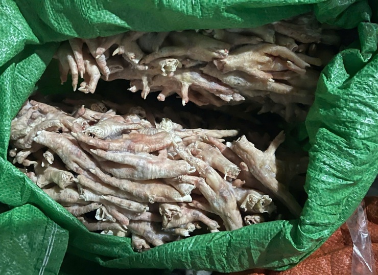 Số chân gà đông lạnh này được đóng trong 130 bao dứa, không có hóa đơn, chứng từ hợp pháp.