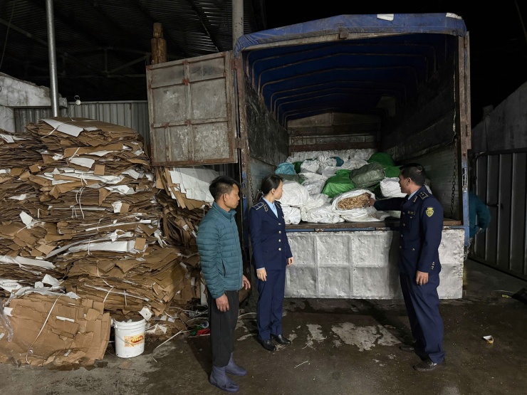 Hơn 3 tấn chân gà đông lạnh, không rõ nguồn gốc được lực lượng chức năng phát hiện trên xe ô tô tải BKS 29C -365.24.