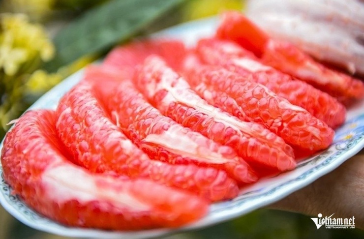 Múi bưởi bên trong cũng có màu đỏ. Ảnh: Lê Dương