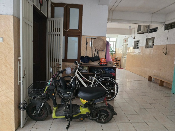 Hành lang chung cư bị cư dân chiếm dụng