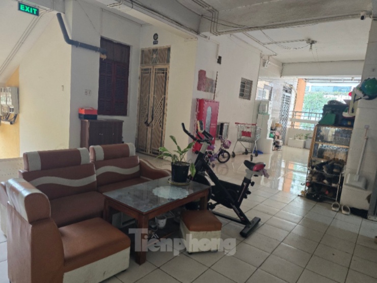 Bàn ghế được cư dân bày ra hành lang chung cư để tiếp khách.