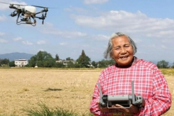 'Bà cụ siêu ngầu' U90 nổi tiếng nhờ lái drone bón phân và bán nông sản online