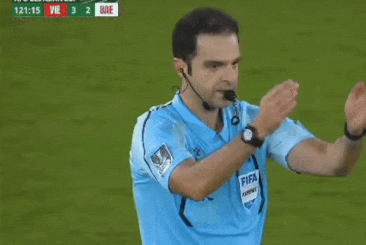 U23 Việt Nam – U23 UAE: Khoảnh khắc trọng tài thở phào gây “bão” mạng xã hội